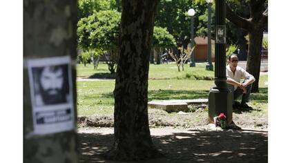 Carteles o Inscripciones con la imagen de Santiago Maldonado en la plaza en 28 y 14