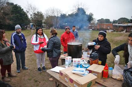Carteles pegados en la puerta de la escuela y una olla popular para recordar a las víctimas de la explosión y pedir justicia