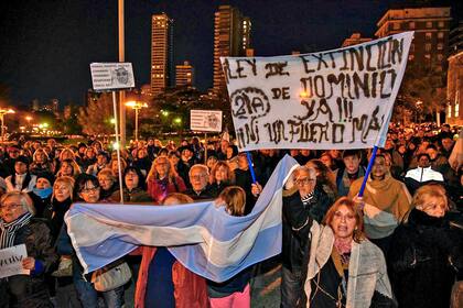 Carteles pidiendo por la ley de extinción de dominio, en Rosario