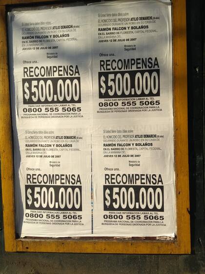 Carteles que anuncian la recompensa vigente por datos sobre el homicidio del profesor Atilio Demarchi