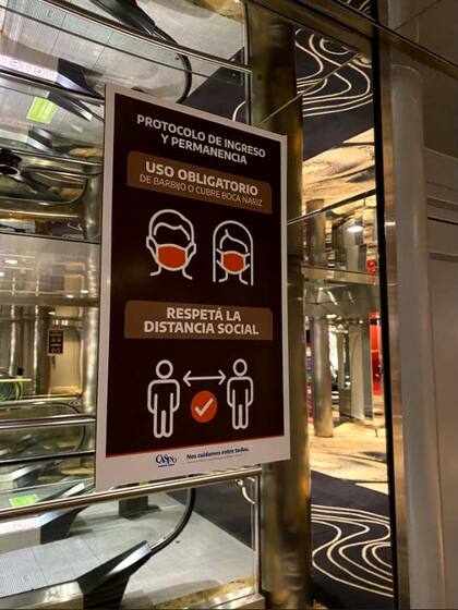 Carteles que indican el uso obligatorio de barbijo o tapabocas en los casinos
