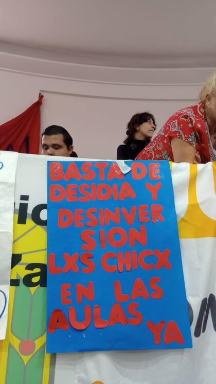 Carteles que manifiestan el malestar de la comunidad educativa de la Escuela Normal Superior Antonio Mentruyt