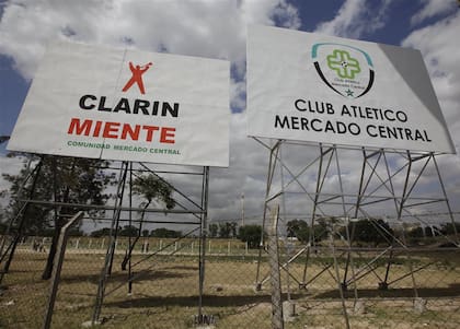 Carteles que marcan la impronta de Moreno en el club Mercado Central