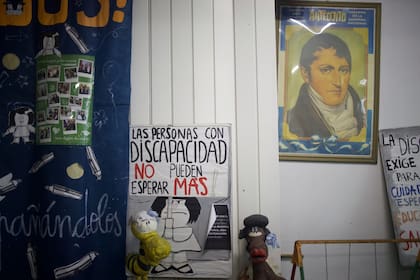 Carteles realizados por familias y alumnos expresan en los pasillos del instituto el reclamo