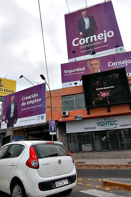 Carteles violetas, de Alfredo Cornejo, se reproduce en Mendoza en la semana de las PASO 