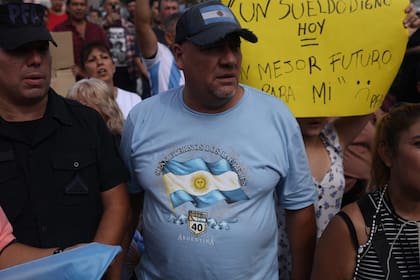 Carteles y algunos uniformados, en la manifestación de este jueves