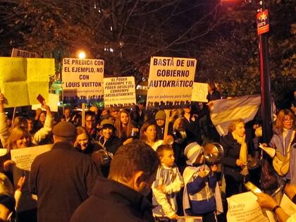 Carteles y cacerolas en Washington
