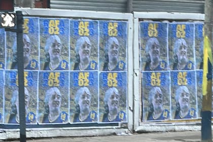 Carteles y pasacalles de Rafa Di Zeo en el barrio de la Boca