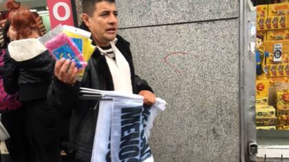 Carteles y pilotos de lluvia se vendían en la manifestación