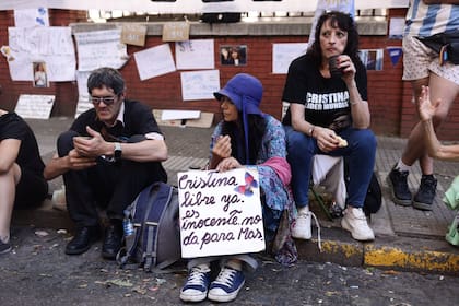 Carteles y simpatizantes acompañando a Cristina Kirchner en la puerta del sanatorio Otamendi