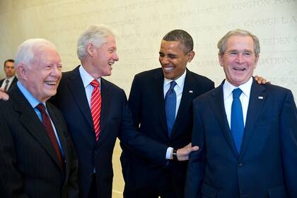 Carter, Clinton, Obama y Bush esperan entre bastidores para ser presentados durante la inauguración de la Biblioteca Presidencial George W. Bush y el museo en el campus de la Universidad Metodista del