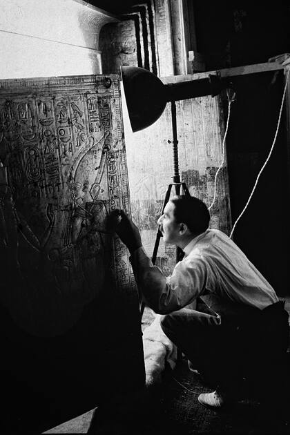 Carter, frente a la sepultura casi intacta del joven faraón