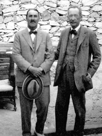 Carter junto a Lord Carnarvon, financista de la expedición que encontró la tumba del hijo de Akenatón y Nefertiti (Pinterest)
