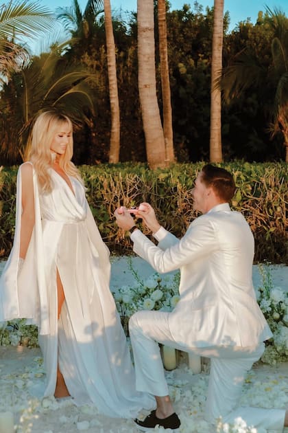 Carter se arrodilla para
pedirle matrimonio a la empresaria e influencer por segunda vez