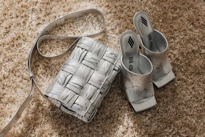 Cartera Bottega Veneta: 1259 euros. Sandalias The Attico: 200 euros