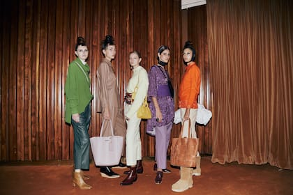 Carteras, calzado e indumentaria en modo Mishka: líneas netas y plenos.
