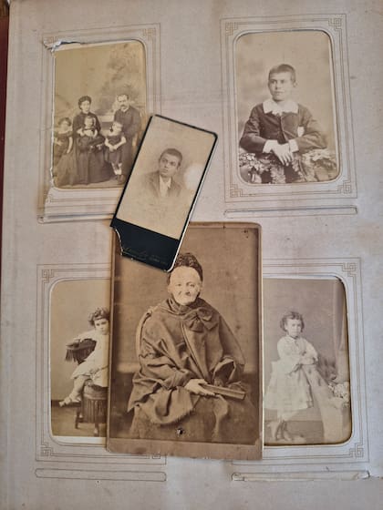 Cartes de visite en el álbum de Sara Florencia Cané de Drago Mitre