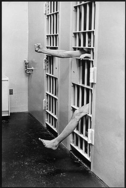 Cartier-Bresson obtuvo esta imagen en una celda de aislamiento de la Prisión modelo de Leesburg, New Jersey, EE.UU. (Magnum)