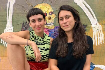 Nina Kovensky y Lucía Reissig, artistas, las curadoras de la muestra Cartón Pintado por Cartón Pintado