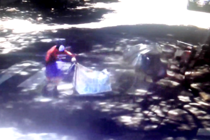 El cartonero en el momento de ser alcanzado por un proyectil de arma de fuego