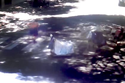 La víctima se toma la zona del estómago, donde impacto la bala