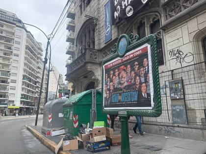 Cartones afuera de un contenedor de basura sobre la avenida Córdoba, entre Azcuénaga y Larrea