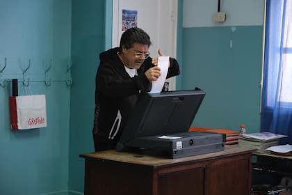 Caruso Lombardi revisa su boleta antes de colocarla en el sobre