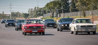 Carvana de Mustangs de todas las épocas