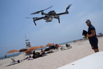 Cary Epstein, supervisor de salvavidas, controla un dron para patrullar las aguas y detectar tiburones en el mar frente a la playa del Parque Estatal Jones Beach, en Wantagh, Nueva York
