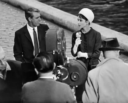 Cary Grant y Audrey Hepburn filman una escena de Charada a orillas del Sena, en París