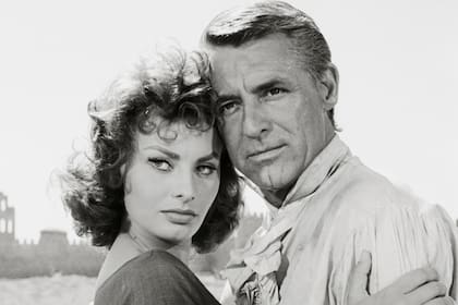 Cary Grant se enamoró perdidamente de Sophia Loren, quien no le respondió el sentimiento. "Me rompió el corazón", dijo él tiempo después