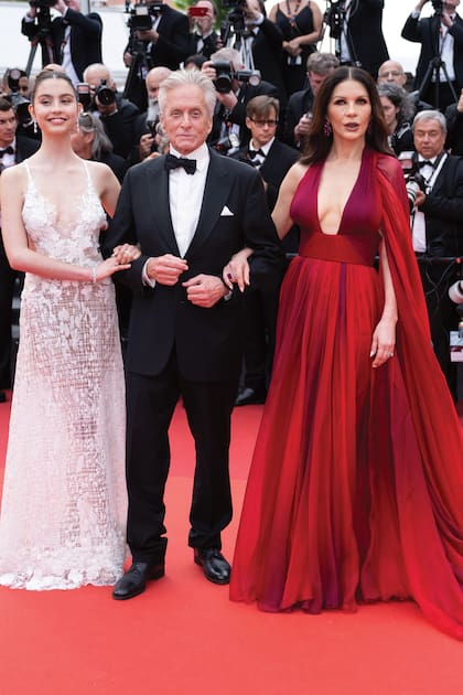 Carys Zeta Douglas junto a sus padres, Michael Douglas y Catherine Zeta-Jones en la ceremonia de apertura del festival de Cannes