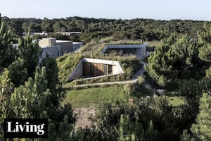 La casa de Costa Esmeralda que usa el terreno a su favor y es a prueba de viento