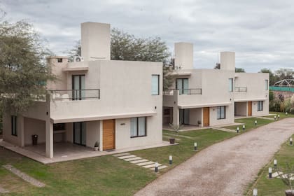 Casa Adela, complejo construido junto al golf de la ciudad.