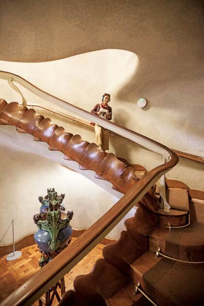 Casa Batllò . Paseo de Gracia 43. Casa de 1875 reformada por Gaudí. Quedó lista en 1906. Su fachada tiene un remate ondulado, representación del dragón, emblema de los modernistas.