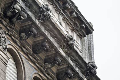 Casa Calise II. Cabezas de leones, uno de los motivos más habituales, en Hipólito Yrigoyen 2563/69/75