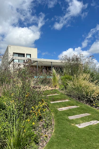 Casa Costa está ubicada en el barrio Puertos, en Escobar, y tuvo un reconocimiento internacional por su ahorro de energía que en la factura de luz tiene “saldo a favor”