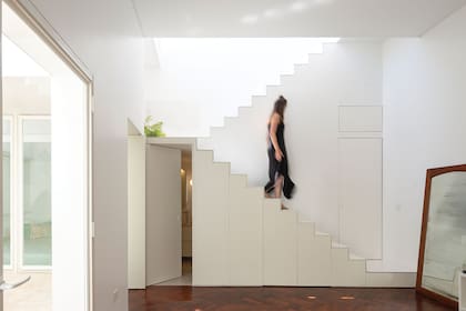 Casa cubito es el nombre de la obra de la pareja, la escalera es solo un detalle en una casa única.