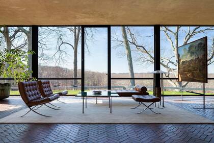 El interior de La Casa de Cristal es en una sola planta, con ambientes divididos con muebles