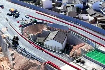 Casa de China.
En Jinxi, al suroeste de Shanghái, China, una casa de dos pisos quedó en medio de una autopista luego de que su propietario Huang Ping, un hombre de tercera edad, se negara a aceptar la indemnización del gobierno para desalojar la propiedad.