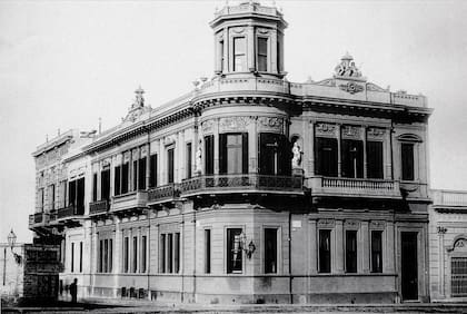 Casa de Ernesto Tornquist. El paredón con farola que se ve en el costado izquierdo es la esquina del predio donde se construyó el Plaza Hotel.