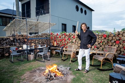 Cae la tarde y se encienden las luces y los fuegos.“Hacer una casa cerca del agua es algo que siempre me sedujo, la posibilidad de convivir con los cuatro elementos básicos de la naturaleza, fuego, aire, tierra y agua es algo inspirador y mágico”, dice Eugenio.