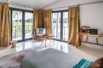 Vista panorámica del cuarto de su hijo Julio, donde las cortinas de gamuza funcionan como black out.