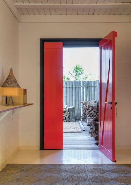 La entrada principal, con una puerta al rojo vivo, cuenta con una marcada impronta oriental.