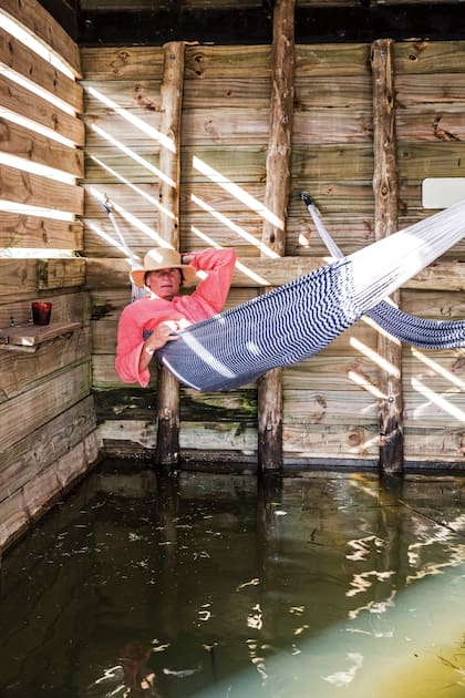 “Este es un spot de relax y paz. Estar ‘colgado’ sobre el agua me recarga de energía”, señala Eugenio, quien aprovechó la altura de su deck para hacer, en la parte de abajo, un ambiente extra con hamacas paraguayas.