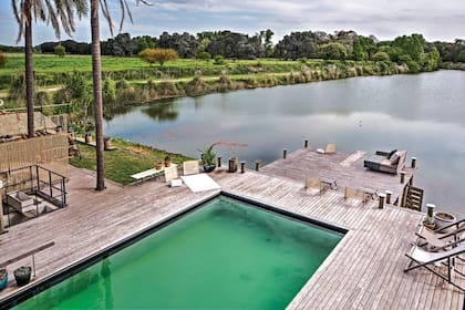 Sólo son cinco los lotes que dan a esta laguna, por lo que además de una espectacular vista, la casa tiene mucha privacidad.