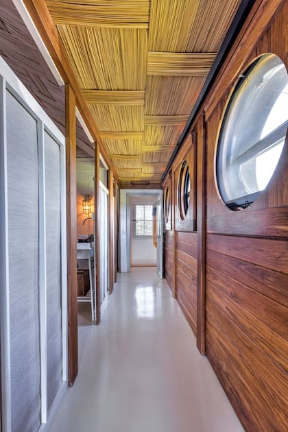 La planta superior está dividida en dos alas, una para Eugenio y la otra para sus hijos, con escaleras independientes. Al sector del dueño de casa se entra por un pasillo que recuerda a un barco con aberturas ojo de buey incluidas.