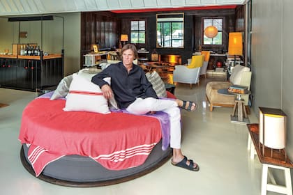 “El living se adapta bien a una persona sola o a veinte, todos quedan sentados sin quedar aislados. El sofá circular tiene la ventaja de integrar tres frentes en un mismo mueble; mirando la laguna, mirando el fuego, o con vista al living íntimo”, explica el diseñador.