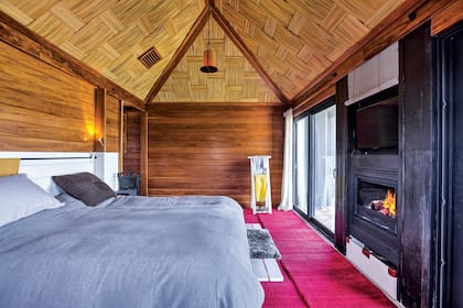 “La laguna fue la motivación ideal para diseñar el techo tejido en junco, estar ahí abajo es una experiencia muy difícil de explicar”, cuenta Aguirre sobre la suite principal.