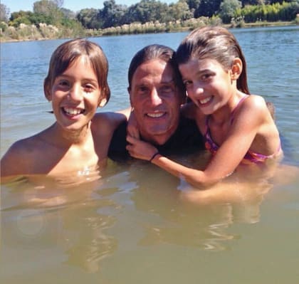 Una imagen de Julio (15) y Carmen (13), sus hijos, en la pileta.